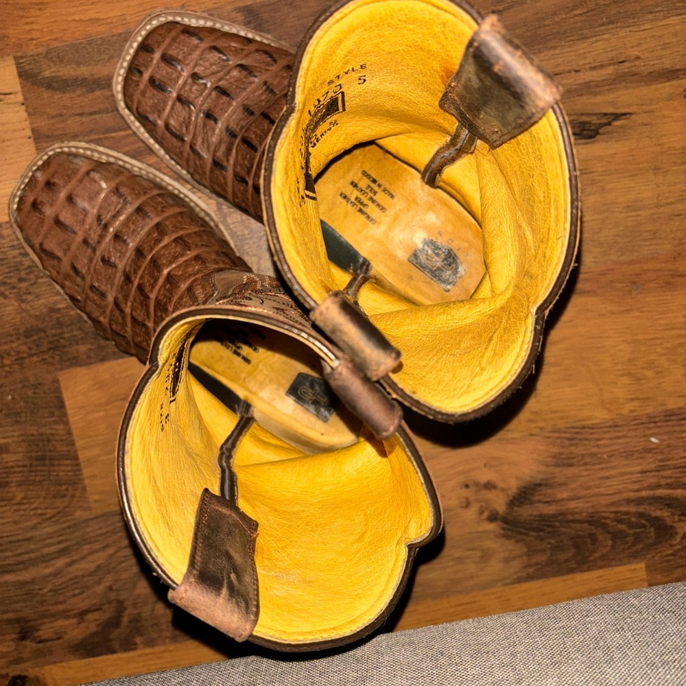 Size 3 kids gator boots. Boots are slightly used